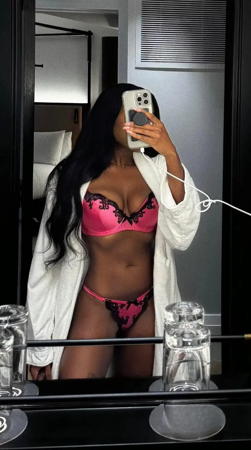 Escort Model Aiva Greene - 5