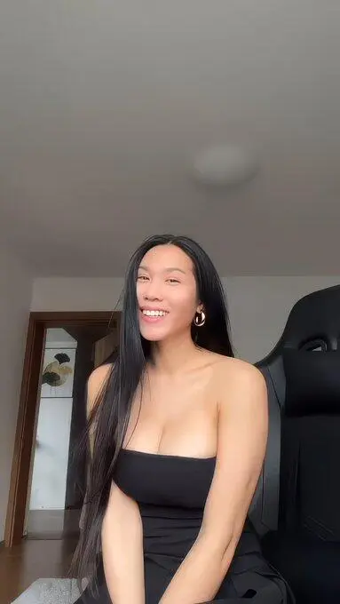 Escort Model AmyLyng - 4