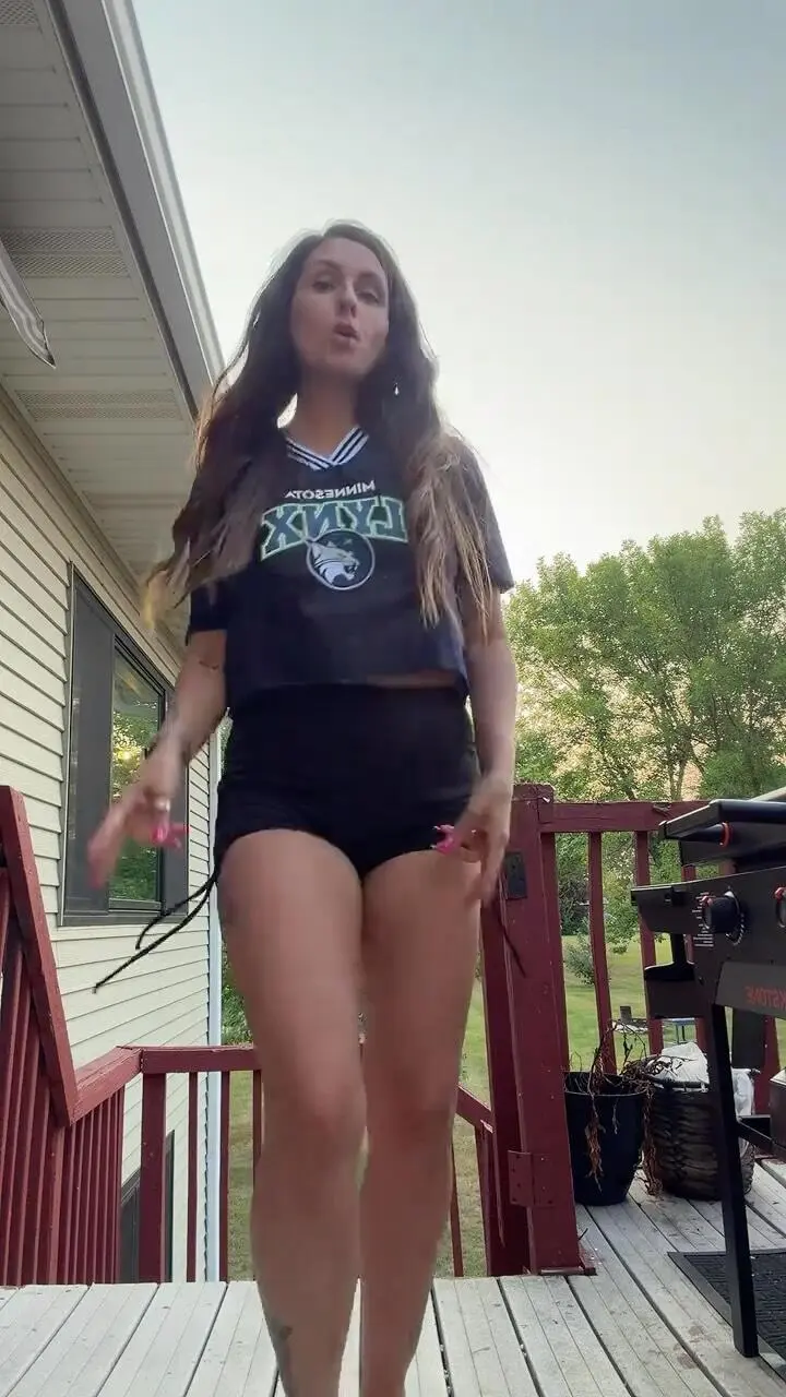Escort Model Barefoot Mama - 6
