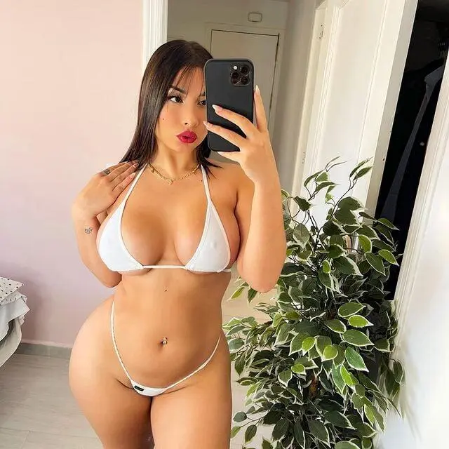 Escort Model Chloe Warm