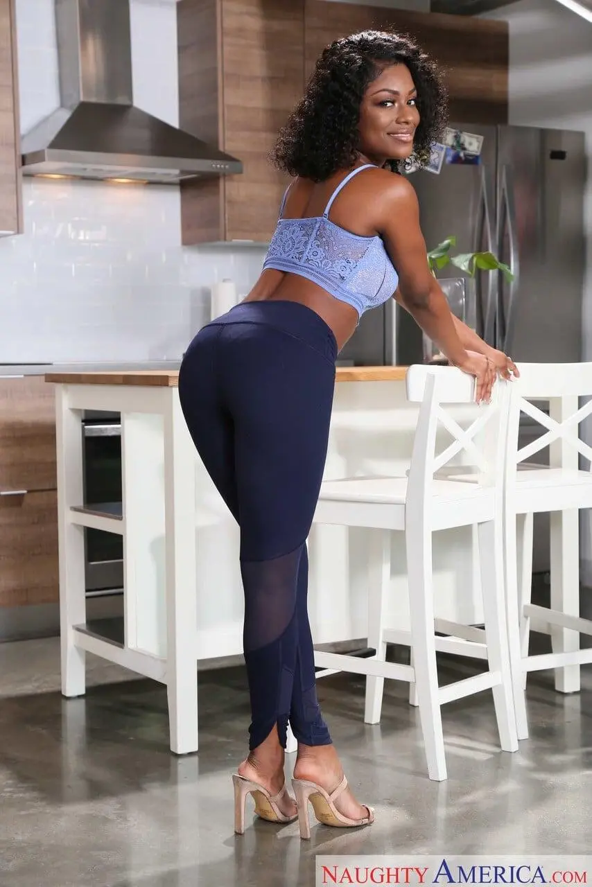 Escort Model Evi Rei - 4