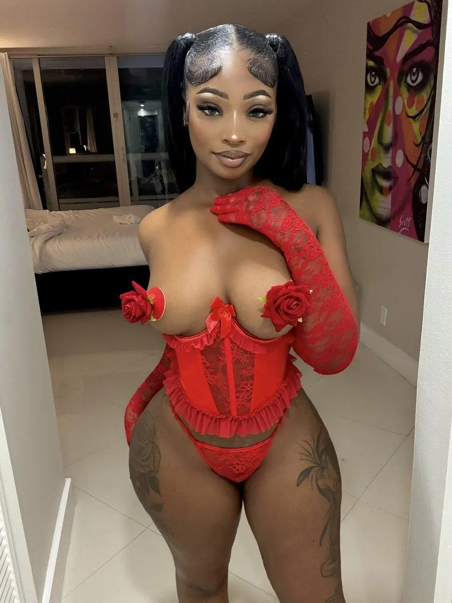 Escort Model Famous Luxe - 8