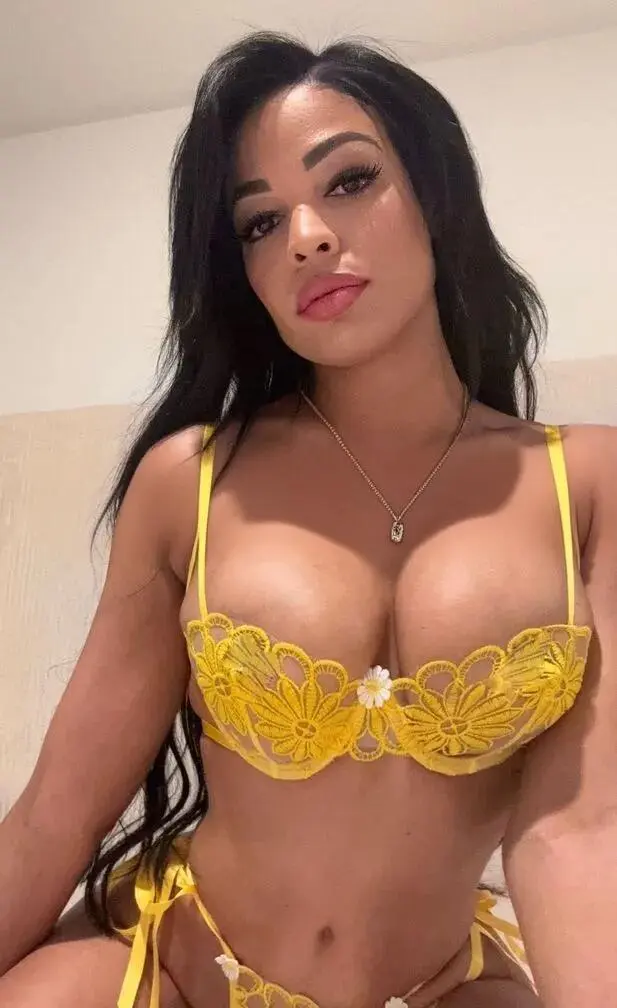 Escort Model Honey