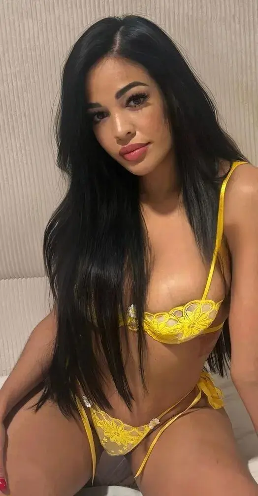 Escort Model Honey - 4