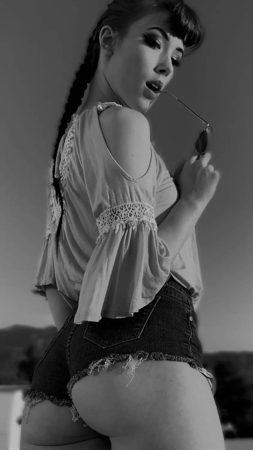 Escort Model Jas Callipygian - 5