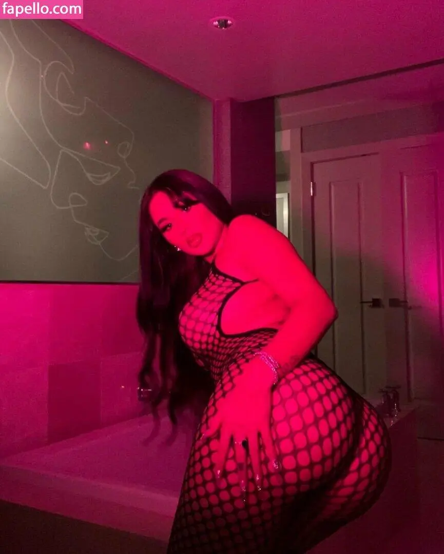 Escort Model Jennifer Ruiz - 3