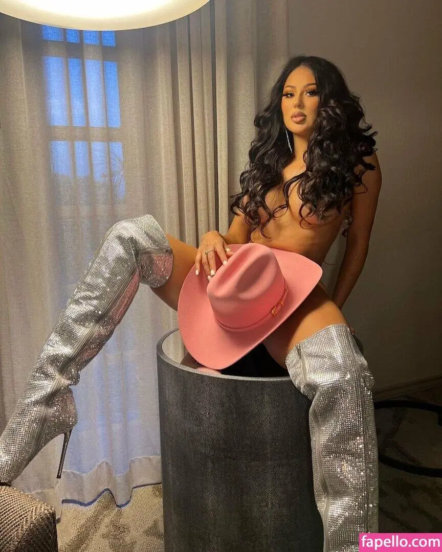 Escort Model Jennifer Ruiz - 8