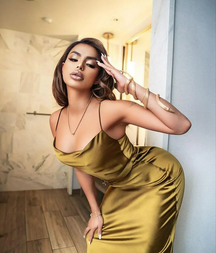 Escort Model Julia Fox - 2