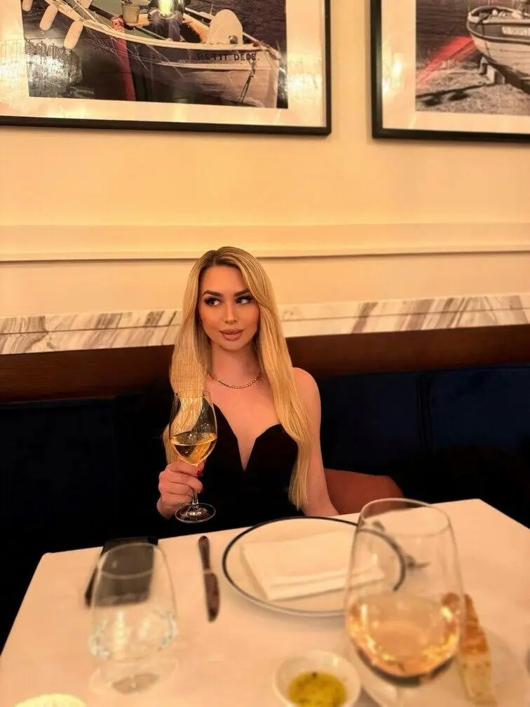 Escort Model JULIETTE FORD - 4