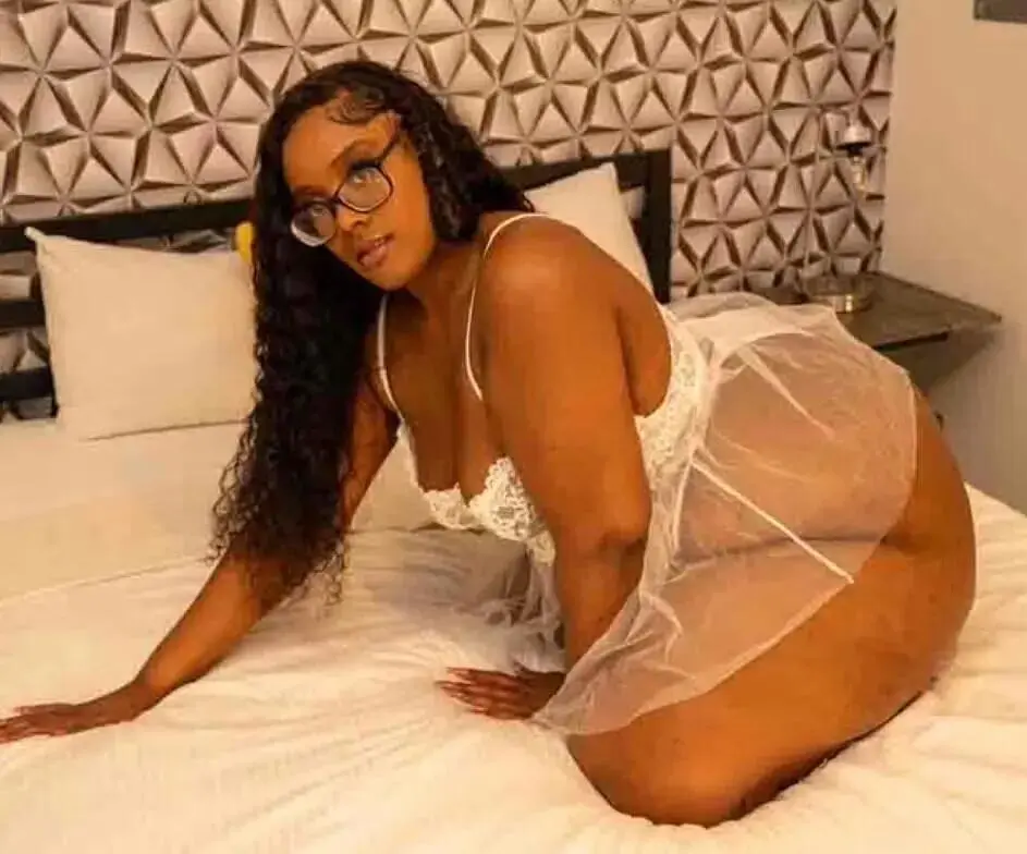Escort Model Kemya Splash