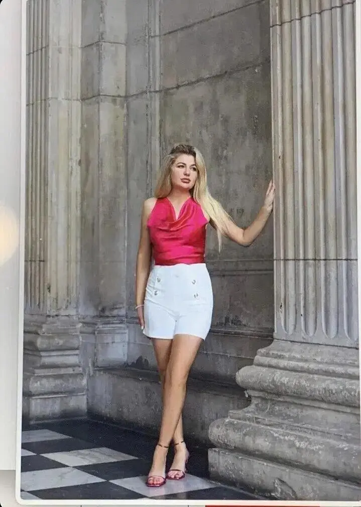 Escort Model Laura