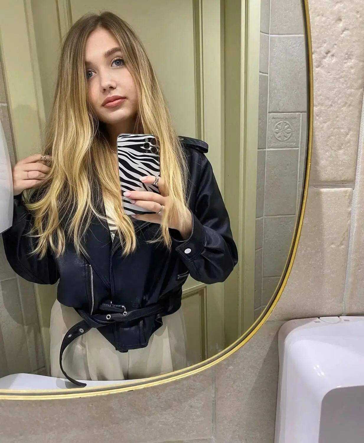 Escort Model Lessie - 2