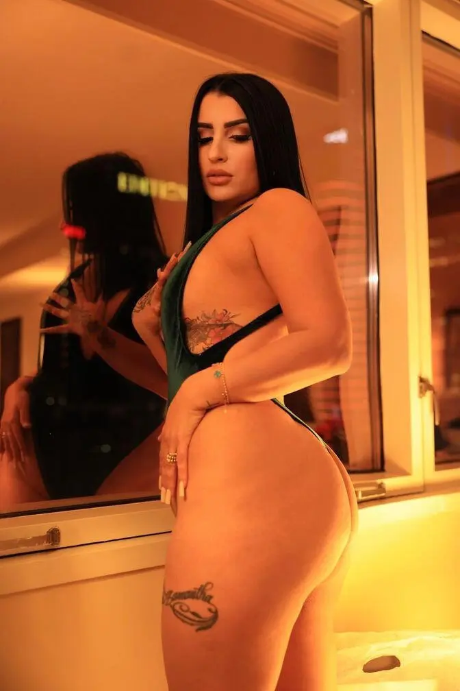 Escort Model Lia - 4