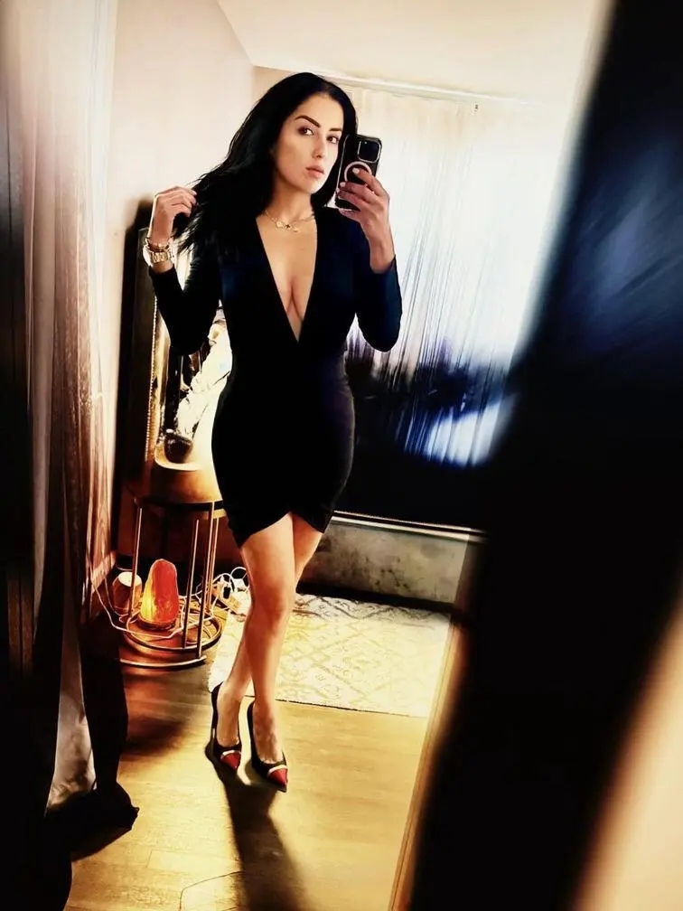 Escort Model Maxxine - 4