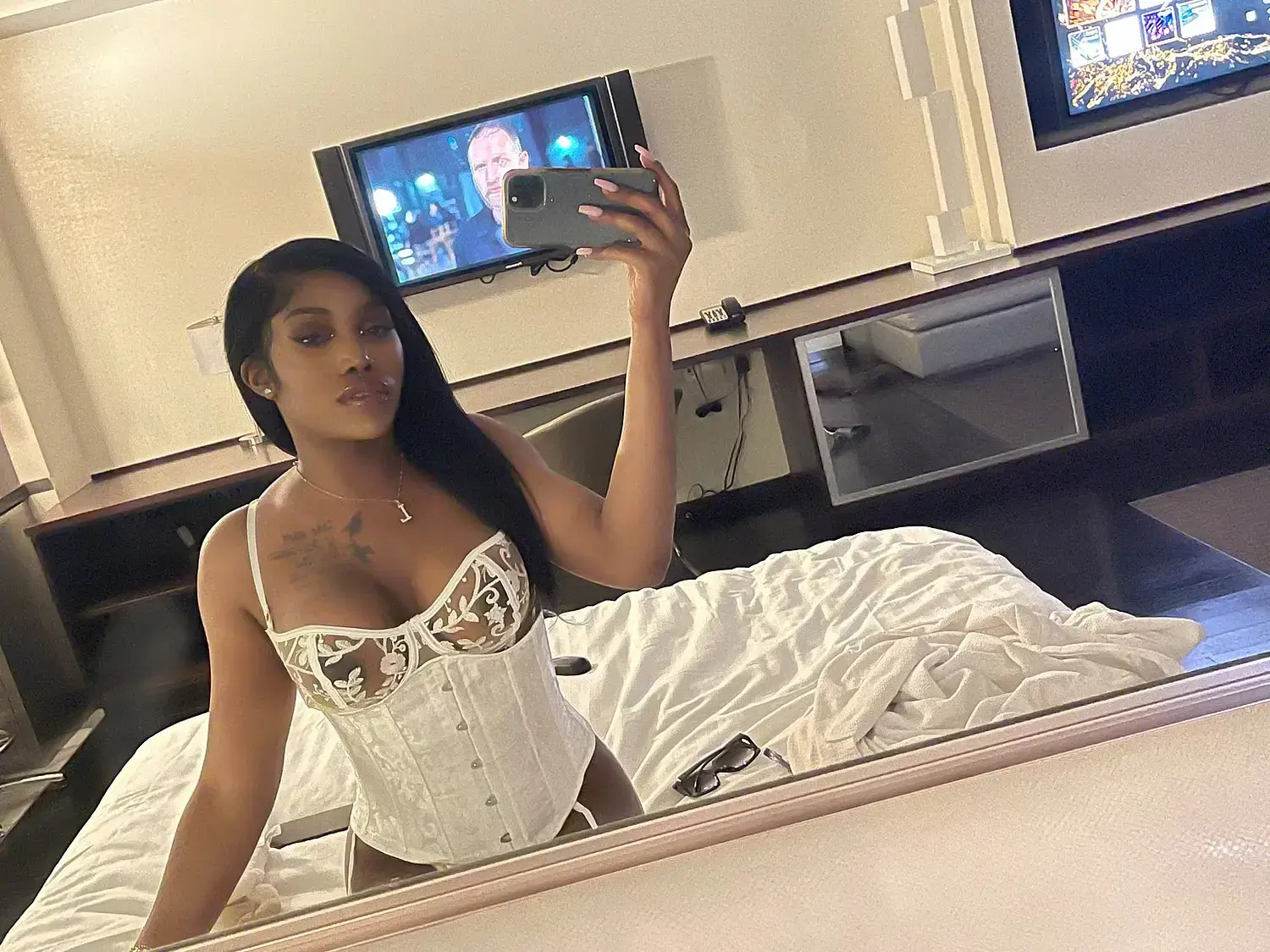 Escort Model Naomi - 2