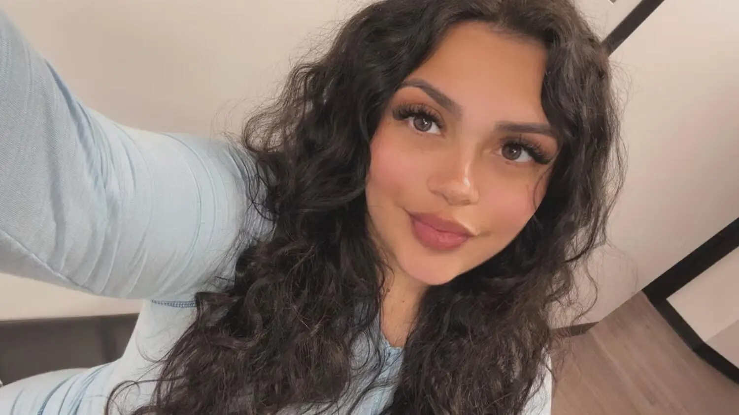 Escort Model Nessa - 2