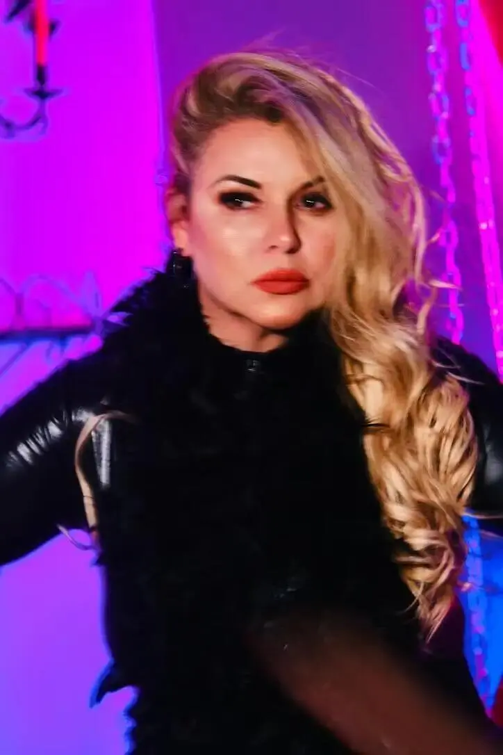 Escort Model Nicole Perrie - 2