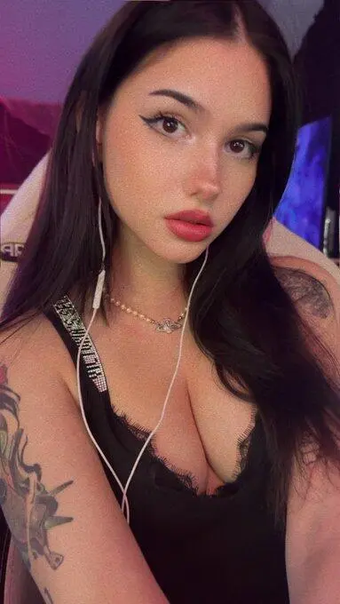 Escort Model PinkDonutX - 3