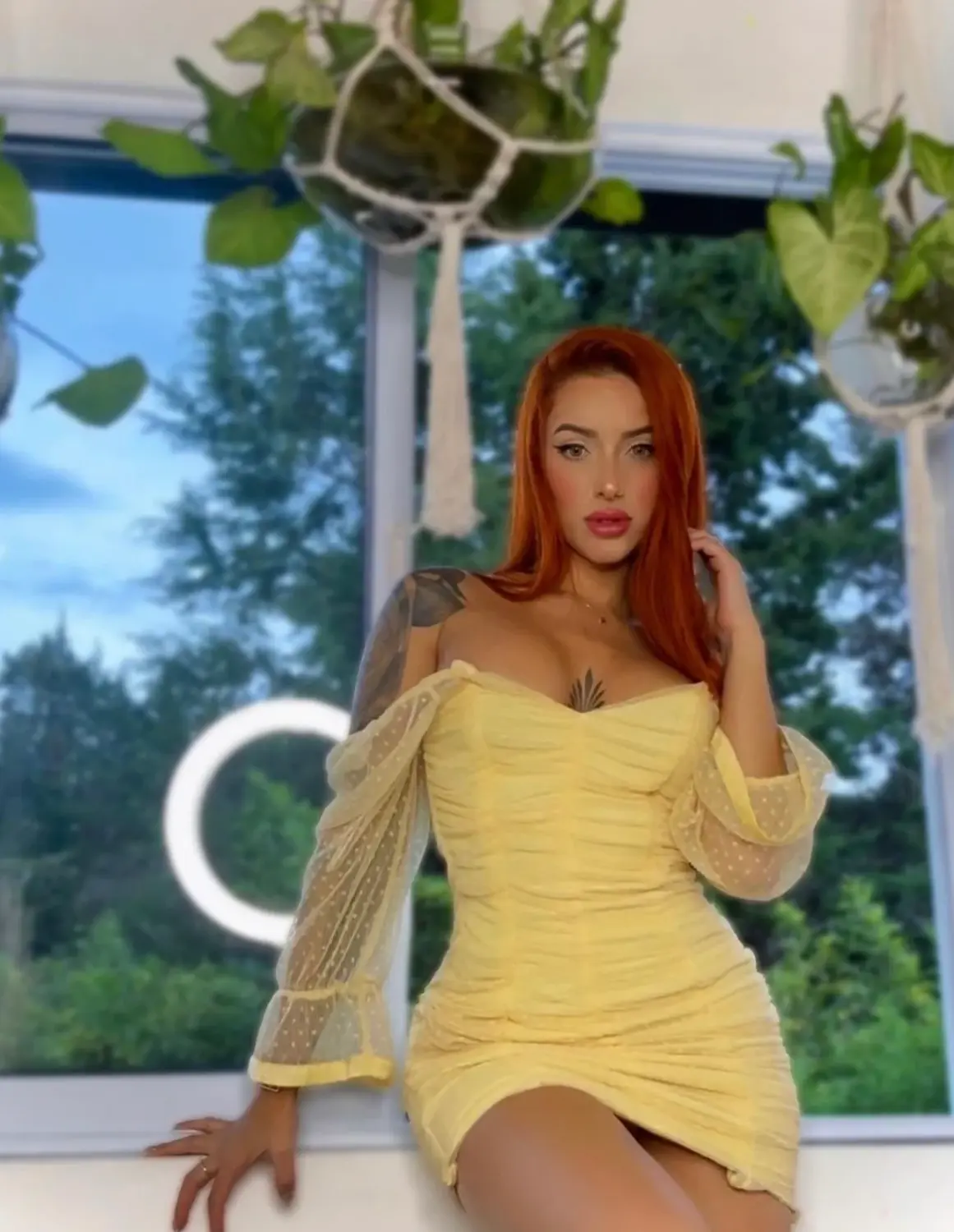 Escort Model Poison Ivy - 5