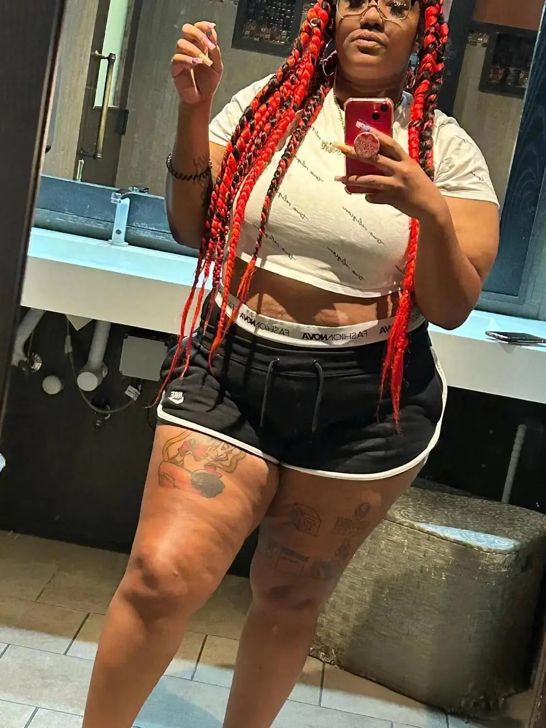 Escort Model Roja