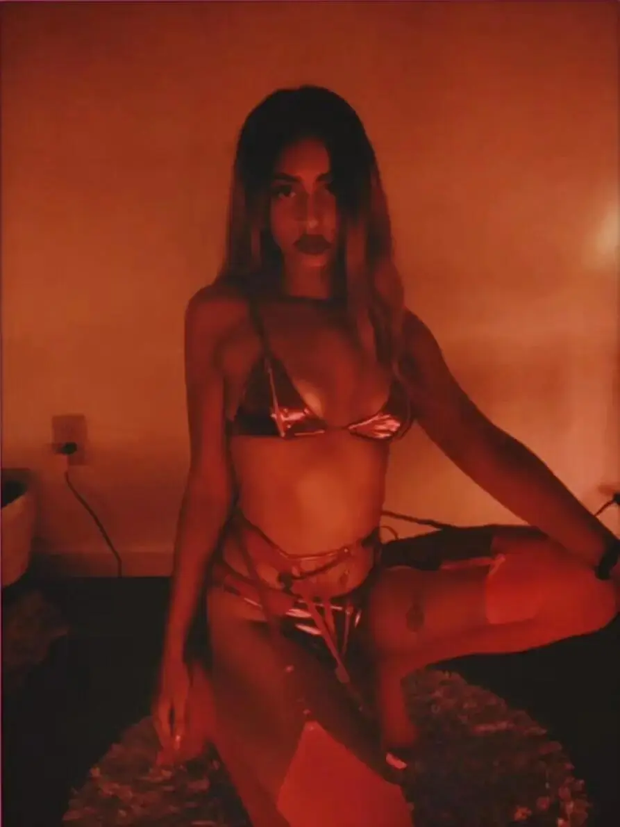 Escort Model Saline - 4