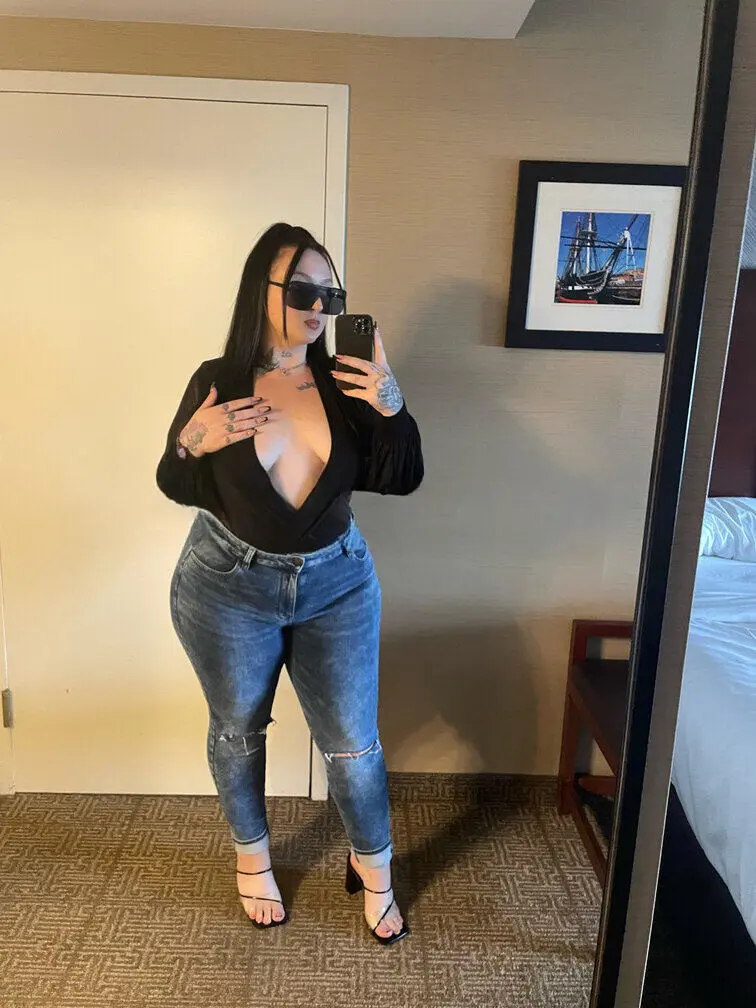 Escort Model Scarlet