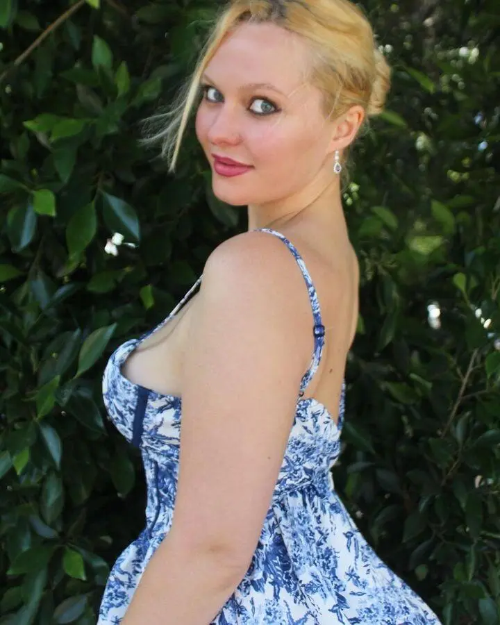 Escort Model Smoking mushroom - 6