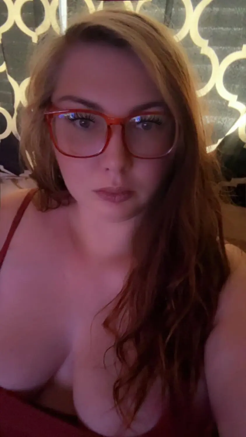 Escort Model Tini
