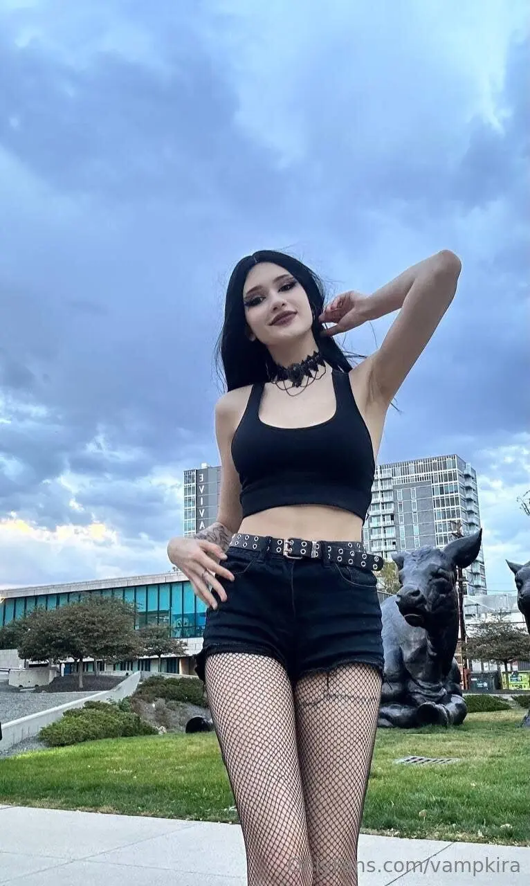 Escort Model VampKira - 10