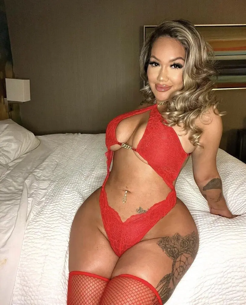 Escort Model Victoria Lyn - 5