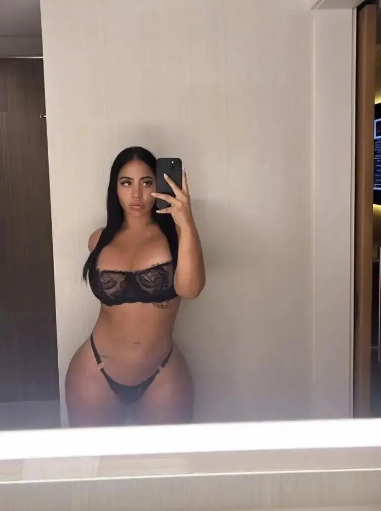 Escort Model Violet - 3