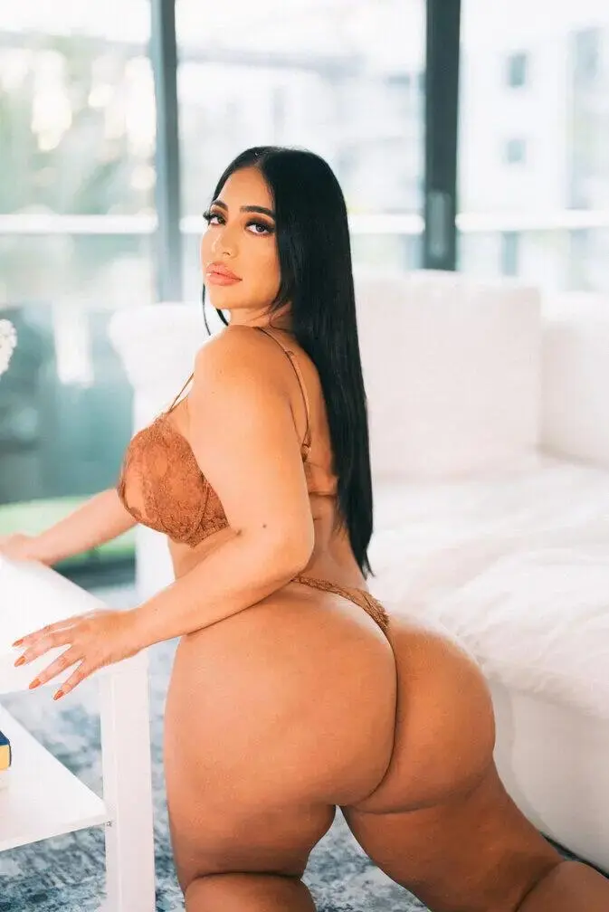 Escort Model Violet