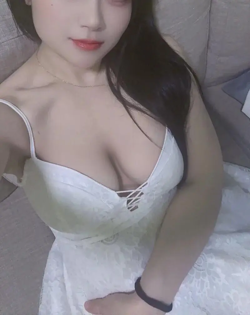 Escort Model Vivian - 2